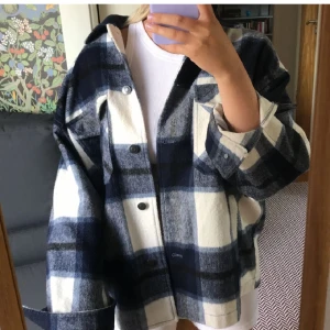 Oversized kofta/jacka - Kofta/jacka från Zara  Storlek XS Mitt pris: 100kr