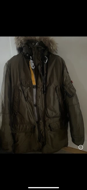 Parajumpers jacka - Säljer nu denna parajumpers jackan i bra skick. Nypris är ca 10 000. ❤️