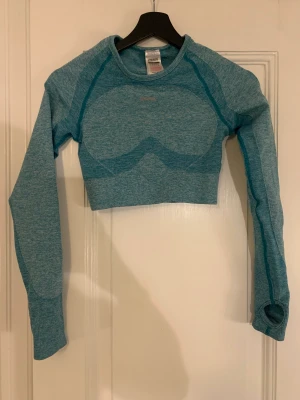 Croptop Gymshark - Croptop från gymshark. Storlek S. Säljes på grund av att den inte kommer till användning. Använda 3 ggr.