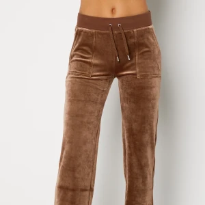 Juicy couture byxor - Fint skick, knappt använda. Dom är i storlek Xxs men passar Xs och S! Säljer eftersom dom inte kommer till användning längre💕