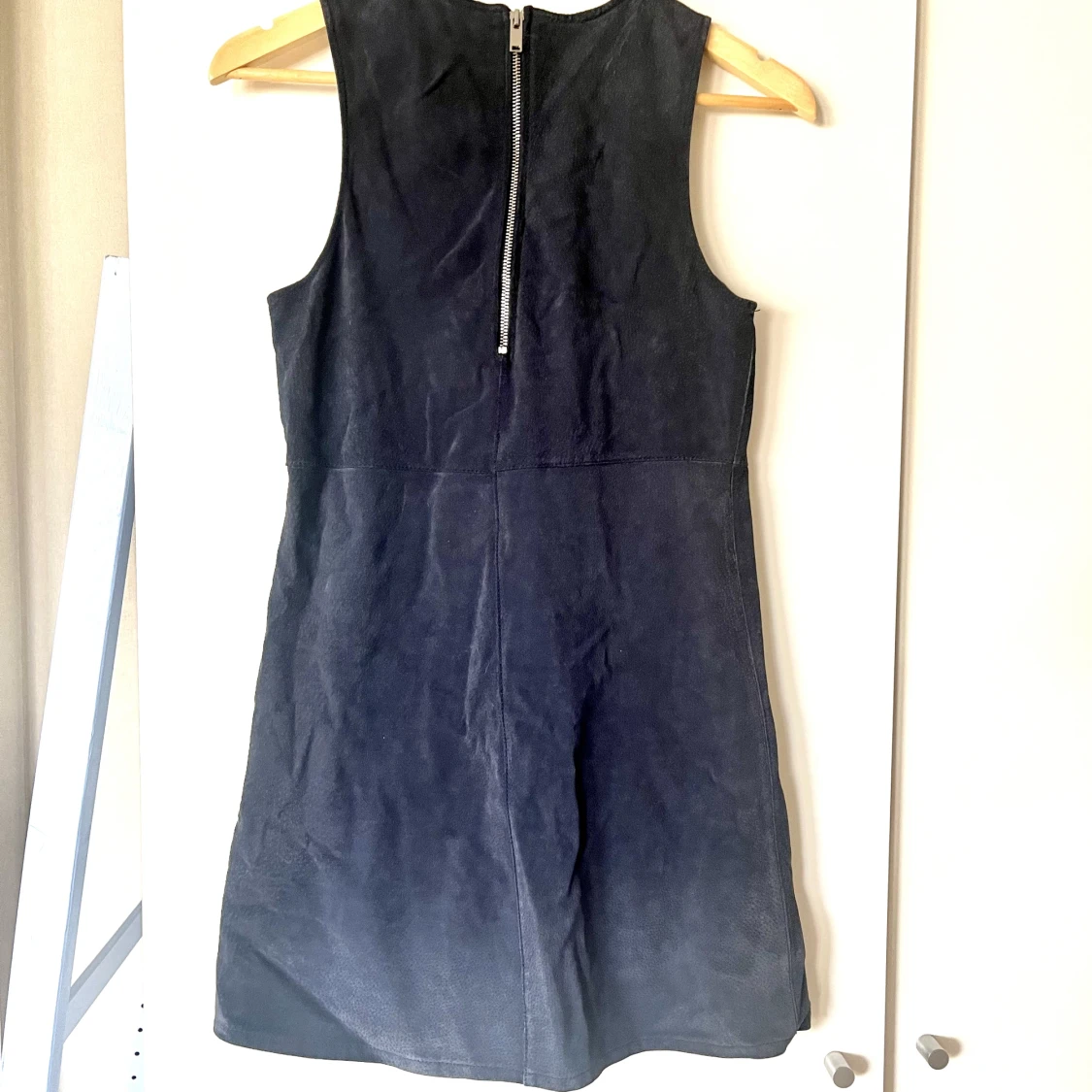 Mörkblå klänning i mocka - 90