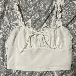 Vitt linne - Säljer då det inte kommer till användning❤️Jag har sytt in armarna så de blivit kortare, då det från början var väldigt långa. Annars är den som ny!