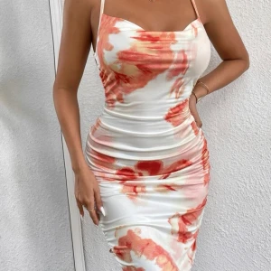 Sommarklänning  - Jättefin sommarklänning som aldrig är använd då jag köpt fel storlek. Skickar gärna bilder på klänningen om det skulle behövas 