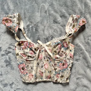 victoria’s secret bralette  - tyvärr så har rosetten fram blivit lätt missfärgad, annars i bra skick, lappen är avklippt men storleken är xs-s med a-kupa