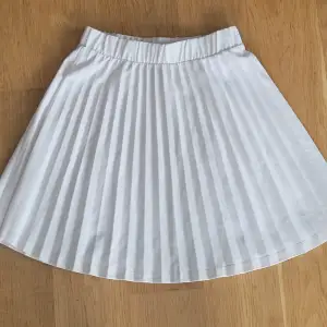 Fin vit kjol som har används en hel del. Har dock inte blivit nopprig!