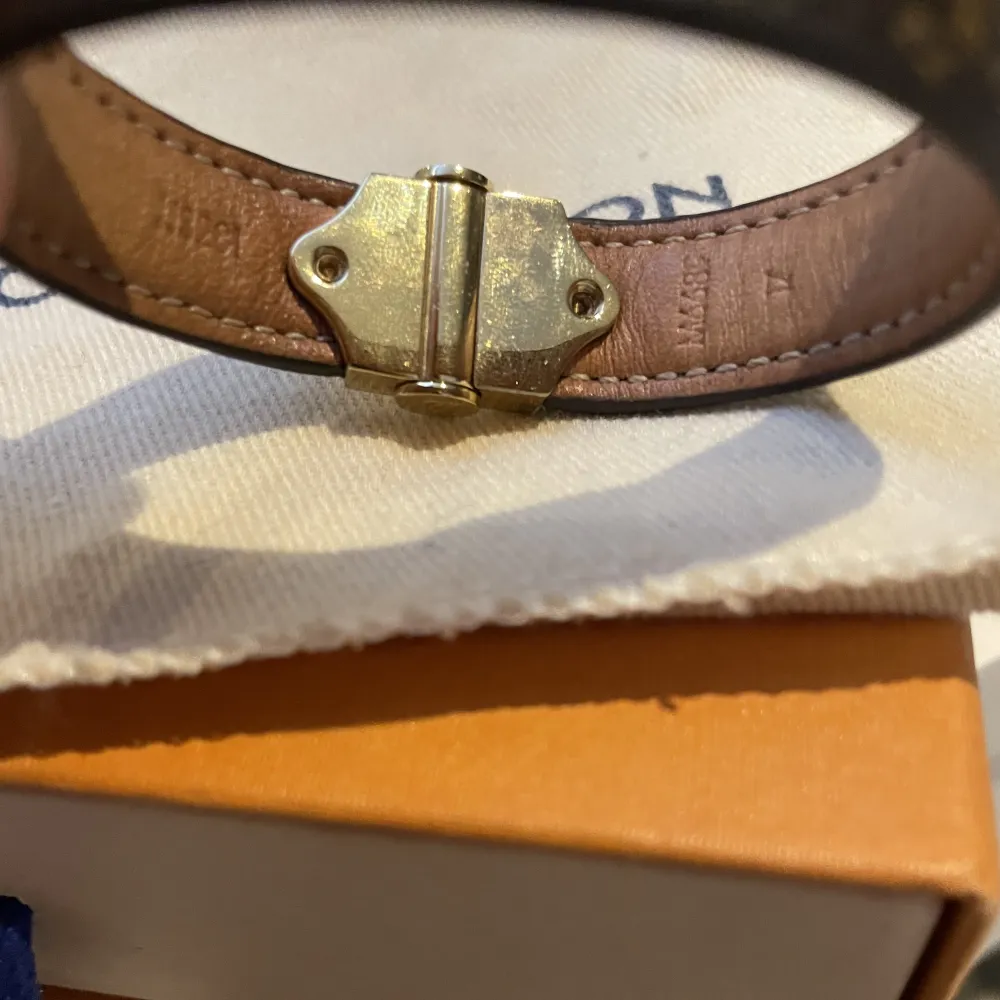 Super snyggt Louis Vuitton armband. Armbandet är använt men det finns inga defekter. Original förpackning med följer, kvitto finns och mer bilder finns också! Armbandet är i storlek 17 och nypriset ligger 2700kr. Mitt pris går att diskutera ❤️. Accessoarer.