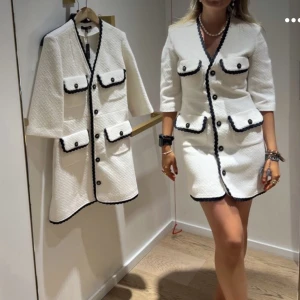 Maje klänning - Sååå fin maje klänning, helt oanvänd. Går ej att köpa längre och nypris är runt 3000💓 bild 1 & 3 är lånade