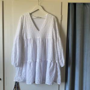 Säljer den här vita klänningen från NA-KD som jag köpt här på plick. Skön, men passade tyvärr inte mig ☹️ Förra ägaren hade använt den en gång så den är i nyskick!