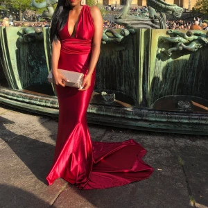 Röd balklänning  - Säljer min finaste balklänning då jag inte har användning för den längre. Har fått så många komplimangen för denna. Strl passar XS-M då den är justerbar och jätte stretchig🤍