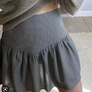 MINI RUTIG KJOL MED VOLANG  - Nästintill aldrig använd, från & Otter strokes (säljes inte längre)  Första bilden är lånad.  Först till kvarn som gäller 