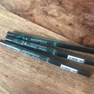 Kajalpenna svart Deliplus inköpt i Spanien nyskick plasten kvar Stift penna