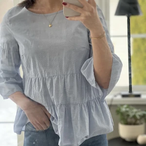 Blus - Blå blus ifrån PartTwo,endast använd två gånger🦋