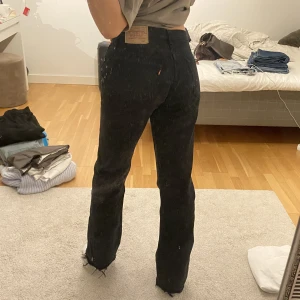 Levis Jeans - Svarta Levis 501or köpta secondhand. Sitter som 29 i midjan men står 34!!