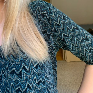 Missoni fest topp⭐️✨ - Säljer min fina missoni inpiterade topp⭐️ Den är i ny skick och perfekt både till vardags och fest✨✨ sitter snyggt på mig som är S vanligtvis men passar Xs-m