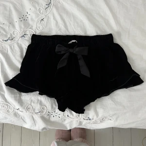 Pyjamasshorts - Funderar på att sälja denna fina pyjamasshorts i sammet från Victoria’s secret💘 fint skick, endast en liten lagning av en söm vilket inte syns alls när man har de på sig🫶🏼 möts upp på Östermalm eller fraktar 