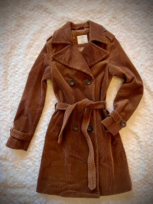 Trench coat - Super fint manchesters trenchcoat ❤️ Knappt använd 👍🏼 Från ett husdjur/rökfritt hem😃