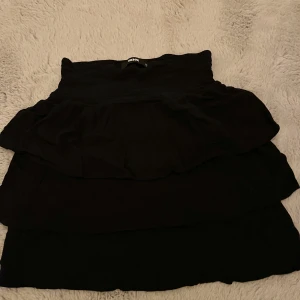 Svart kjol - Jättesöt svart volangkjol från Bikbok som är som gått som ny men inte kommit till användning. Storlek XS💕