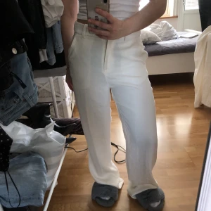 Linnebyxor - Säljer dessa jätte fina linnebyxor. Har både storlek XS och S. Aldrig använda. Säljer för 299+frakt