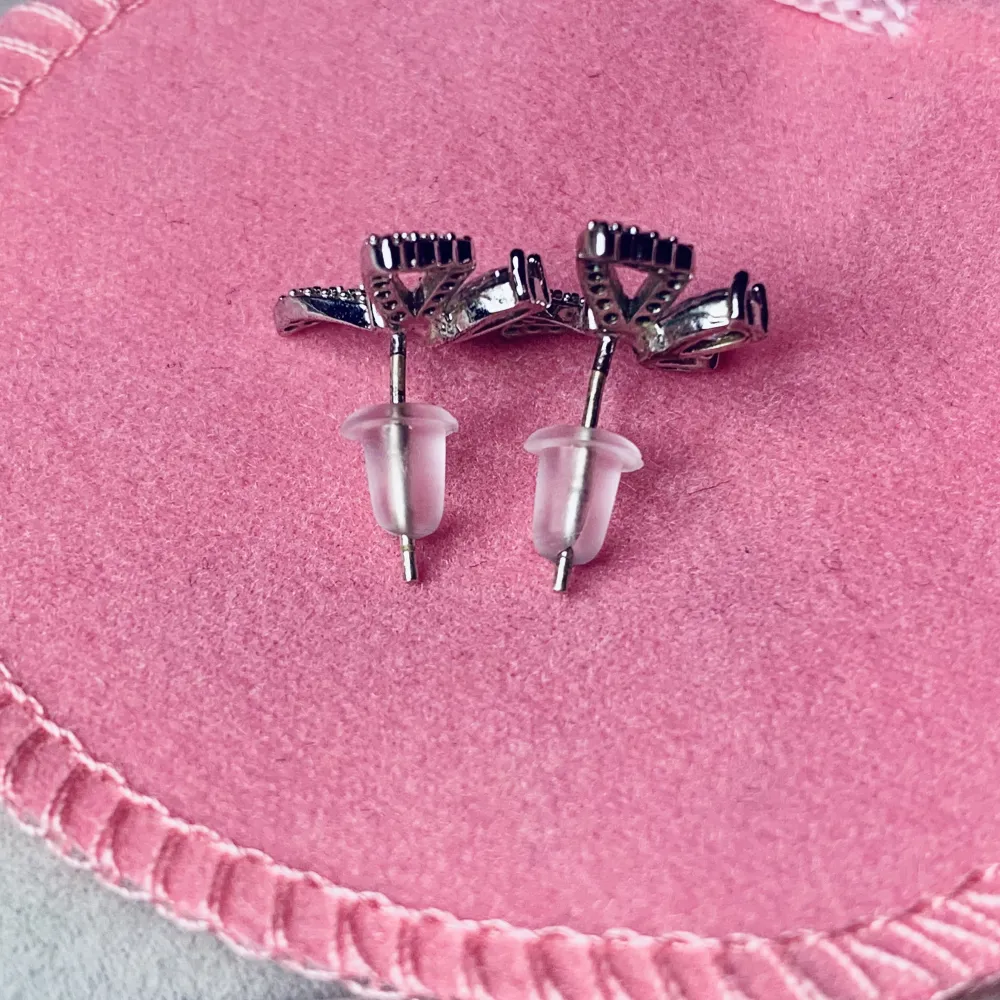 Ett par fina fjärilörhängen! Använda endast några fåtal gånger men noggrant rengjorda👍🏻 Själva nålarna är gjorda av äkta silver. Köper du fler av örhängena jag lagt ut kan du få rabatt 💗😁. Accessoarer.