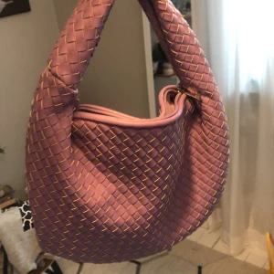 Väska - Säljer denna skitsnygga väska som jag älskar men den kommer inte till användning 💗💗 Köpt från en tjej här på plick💗💗 Super fint skick💗❤️
