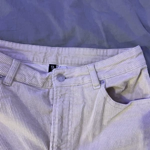 Beiga jeans  - Säljer dessa jeans från Hm som är ribbade. Har använt de 3 gånger men de har inga skador och är som nya. Dom är lite korta för mig som är 170. 