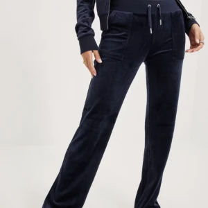 650kr för ett par blåa juciy byxor i xs - Säljer ett par mörkblåa juciy byxor och dom är i storlek xs🤍knappt använda men tyvärr så har den ena silvriga saken på snöret ramlat av men jag har tagit en sån silvrig från ett par andra byxor jag hade så man ser ingen skillnad alls🤍Budgivning!