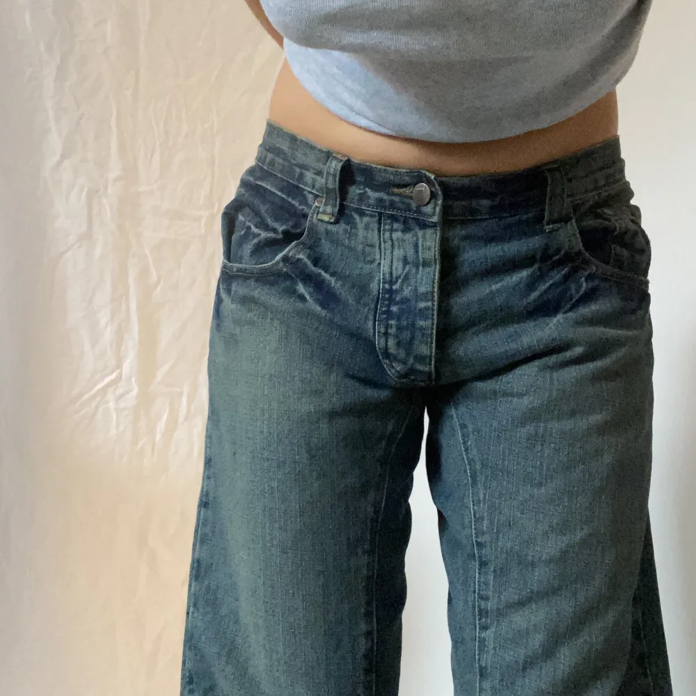 Använd gärna köp nu om du vill köpa/eller skriv till mig privat! Baggy jeans köpta secondhand Uppskattade mått:  Midja: cirka 80 Innerbenslängden: cirka 79. Jeans & Byxor.