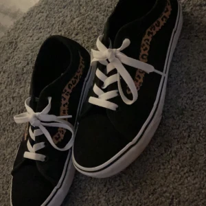 Vans skor - Säljer vans skor, andvänd några fåtal gånger. Köpta i somras. Säljer för 200kr i storlek 38.