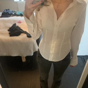 Gossip girl vibe vit skjorta! - Tajt passande vit skjorta köpt på hm liknande korsett skjortan från Zara. Med ett par boots och en svart kjol är det sån gossip girl över det hela! Nyköpt men tyvärr för liten för mig med xs - s
