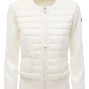 Moncler cardigan vit - Säker nu min jätte fina moncler cardigan i vit, knappt andvänd, inga defekter!❤️ fråga gärna om egna bilder. byter oxå gärna mot  en större storlek! Åkte såköart, har kvitto. Köpte på Nk