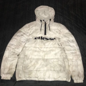 Ellesse jacka  - Hej säljer min jacka som jag inte använder längre köpte den förra vintern men bara använd 3-4 gånger den är i bra skick köpte den ny för 1300kr
