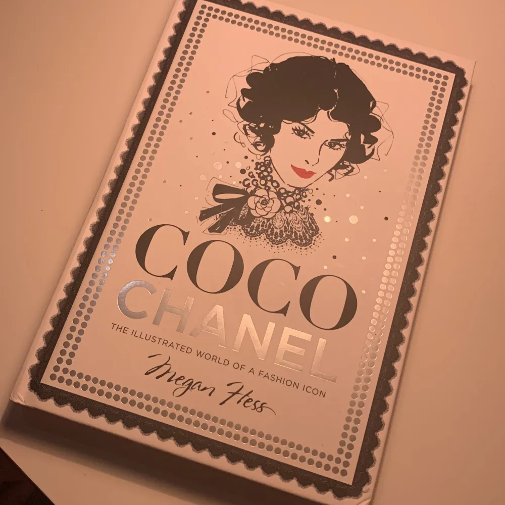 Detta är en känd bok om Coco Chanel som handlar om hennes historia. Kan även användas som helt vanlig prydnad.. Övrigt.
