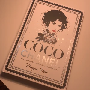 Bok om Coco Chanel  - Detta är en känd bok om Coco Chanel som handlar om hennes historia. Kan även användas som helt vanlig prydnad.