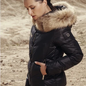 Hollies jacka  - Säljer en Hollies jacka, använd en vinter och är i bra skick och äkta, försökte hitta en bild som liknar min jacka, men om ni vill ha fler bilder kom privat original pris är 3000 uppåt, pris kan diskuteras 