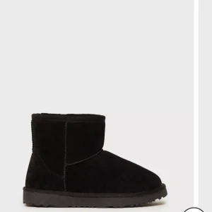 Uggs  - Säjer mina UGG liknande gråa skor från Nelly pgv att jag har andra  💗 bra skick + extra sula!! Super bra inför vintern 