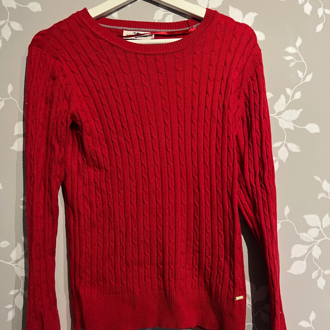 Röd ribbad/stickad tröja strl M