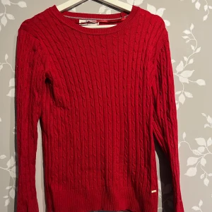 Röd ribbad/stickad tröja strl M - Fint skick använd en gång