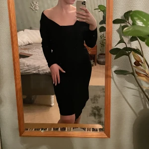 Filippa K klänning - Svart klänning som är fin som off shoulder och på axlarna som vanligt.