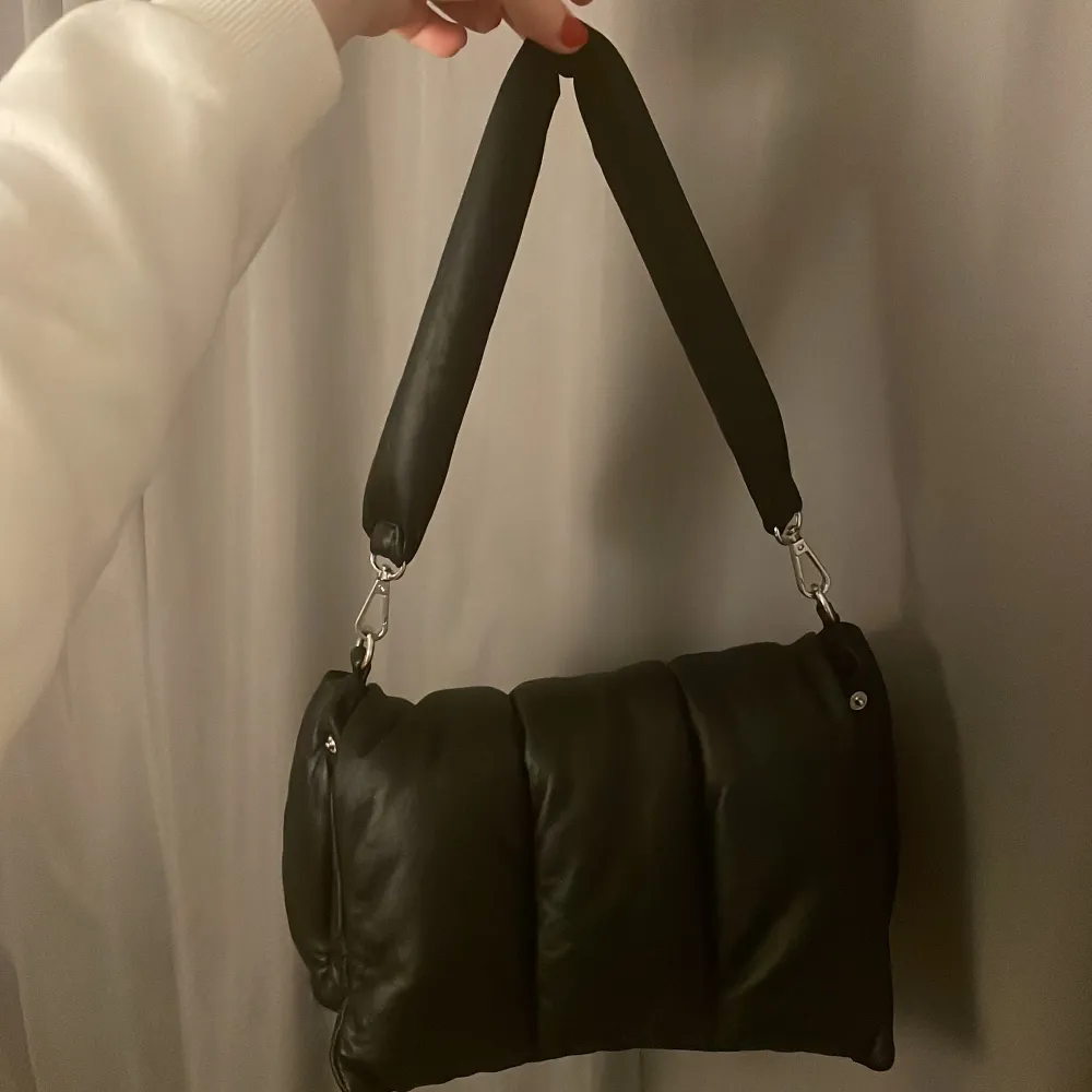 Svart ”skinn” väska med axelremsband och silver detaljer från H&M🌟🌟. Väskor.