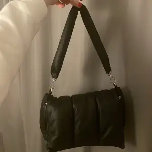 Svart ”skinn” väska med axelremsband och silver detaljer från H&M🌟🌟
