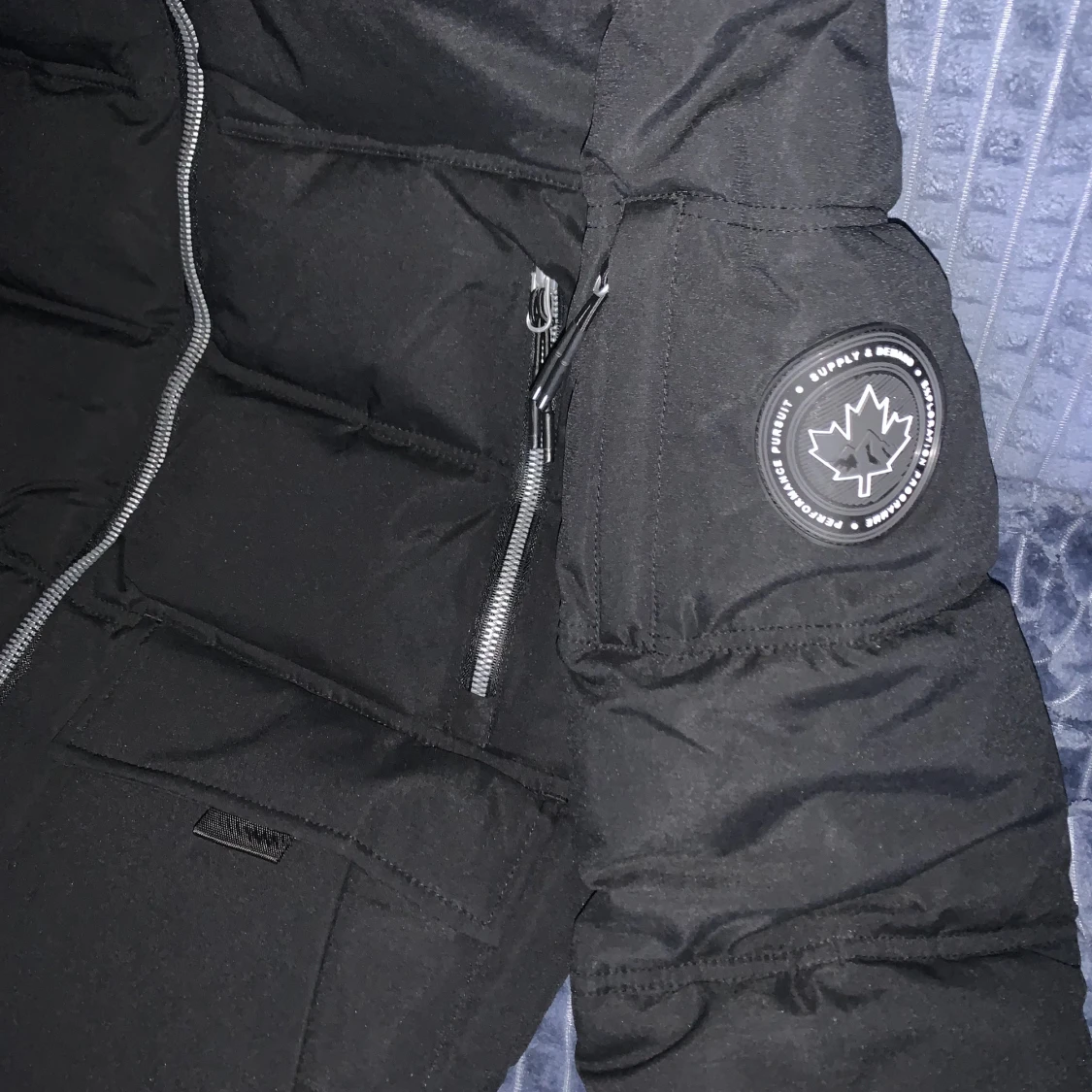 Finns svart jacka för bra pris  - 90