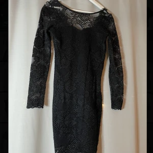 Svart klänning med spets - Klänning. Knappt använd. Storlek 36