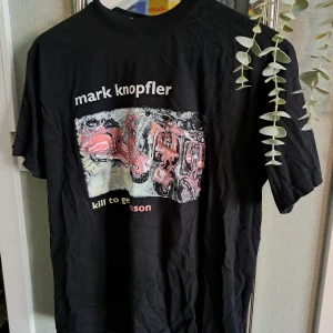 Band tshirt - En tisha med tryck från mark knopler konsert (sångaren i dire straits), använder aldrig så säljer den 