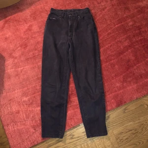 Blå/lila jeans - Jeans jag har vuxit ur! Bra skick, köpta på beond retro. Högmidjade riders i typ lila färg! Jag är ca 167 och de passade bra på mig. De är ganska liten i midjan och rak i benen:) 