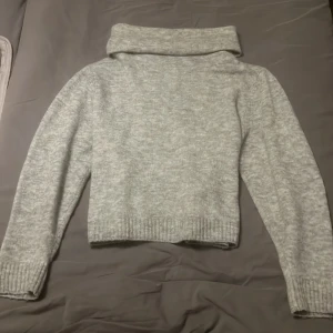 Stickad polo tröja - Varm och fin polo grå tröja från H&M stl S. Köpt för 250kr säljs för 125kr inkl frakten🤍