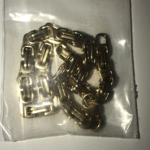 Guld armband  - Jättefint guldfärgat armband. Matchar med halsbandet på förra annonsen jättefina tillsammans men även var försig. Perfekt som ett dagligt smyckessätt 