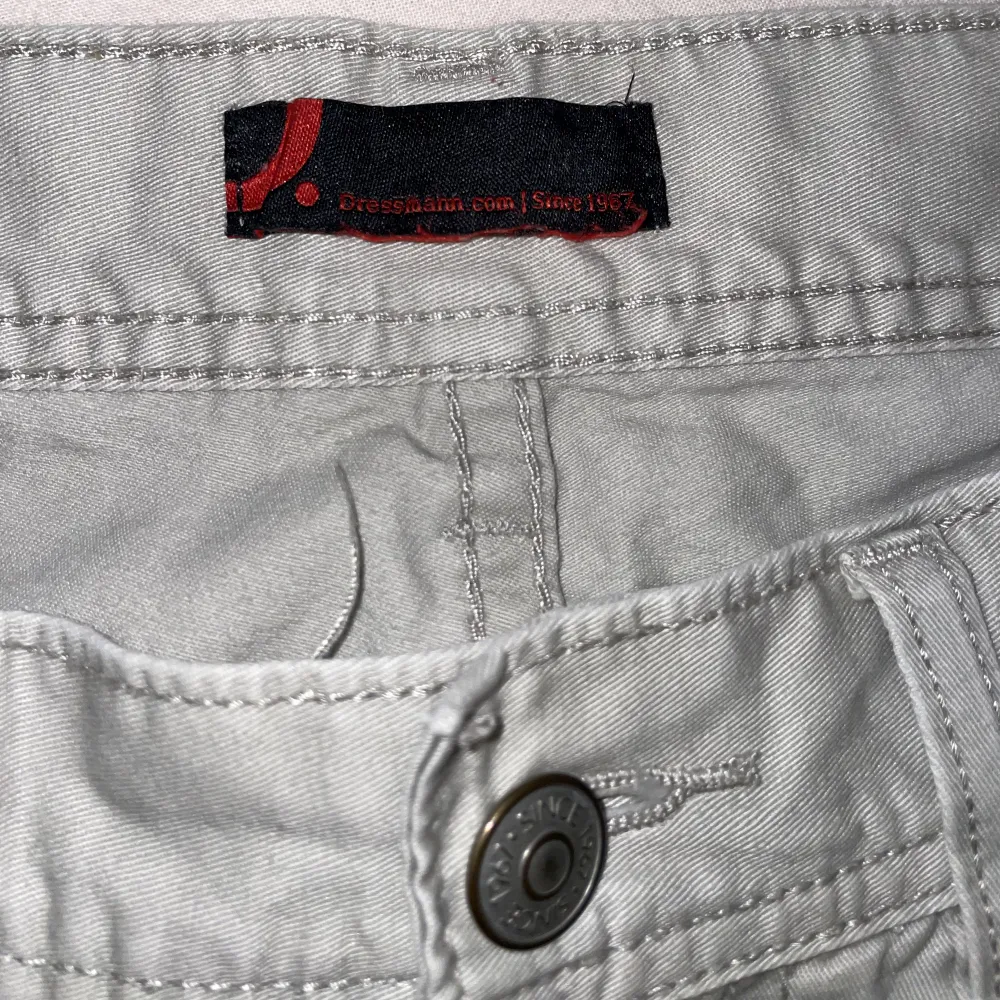 För stor på mig! Jättesnygga Dressmann byxor, köpte secondhand för flera månader sen. Jättebra skick, måste bara strykas! Byxor ser ut vit/beige men de är lite grönt! PRISET GÅR ATT DISKUTERA!. Jeans & Byxor.