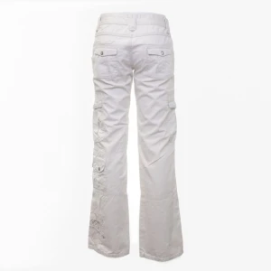 lågmidjade cargobyxor - Så fina lågmidjade cargobyxor från märket ”dateless”, storlek S. Säljer pga att de är lite korta för mig, jag är 176cm. Gissar att de passar bäst på nån som är 170 eller kortare, skriv om du har fler frågor🥰 köparen står för frakt :) 