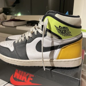 Jordan high volt  - Säljer nu mina Jordan volt på grund av att de har blivit för små. Jag skulle säga att de är i väldigt bra sick cirka 8,5/10. Storlek 44. Original box finns. Tar emot byten. Kom pm för fler bilder.
