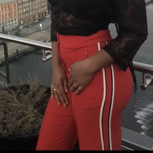 Röda kostymbyxor med vita stripes - Röda kostymbyxor från & other stories 